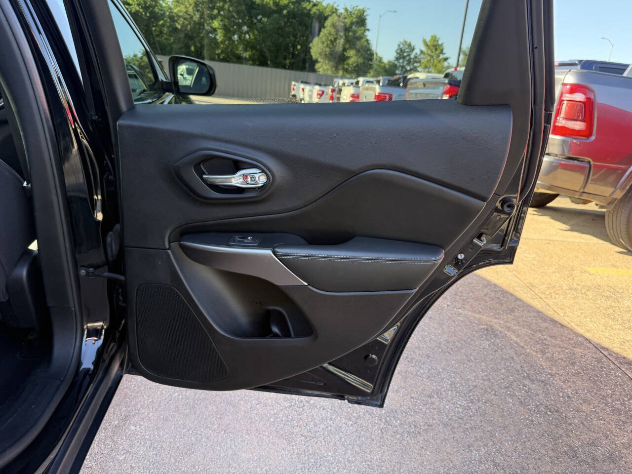 Used 2019 Jeep Cherokee Latitude w/ Popular Appearance Group FWD image 16
