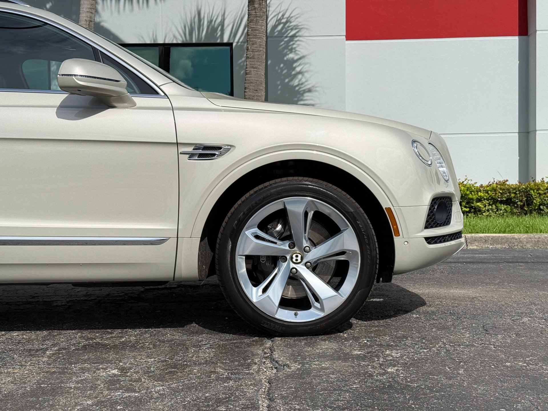 Used 2019 Bentley Bentayga AWD/4WD image 3