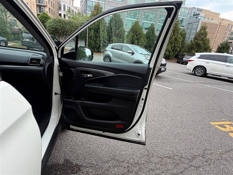 Used 2018 Honda Pilot LX image 33