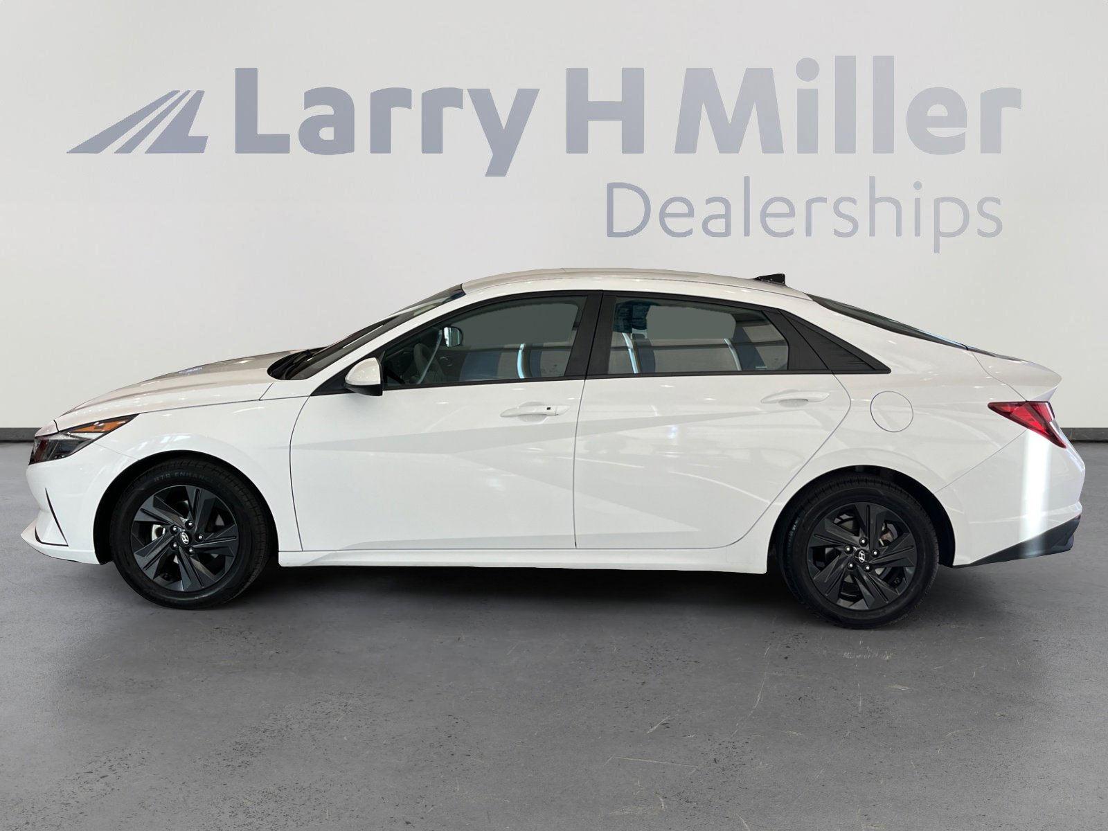 Used 2023 Hyundai Elantra SEL image 2