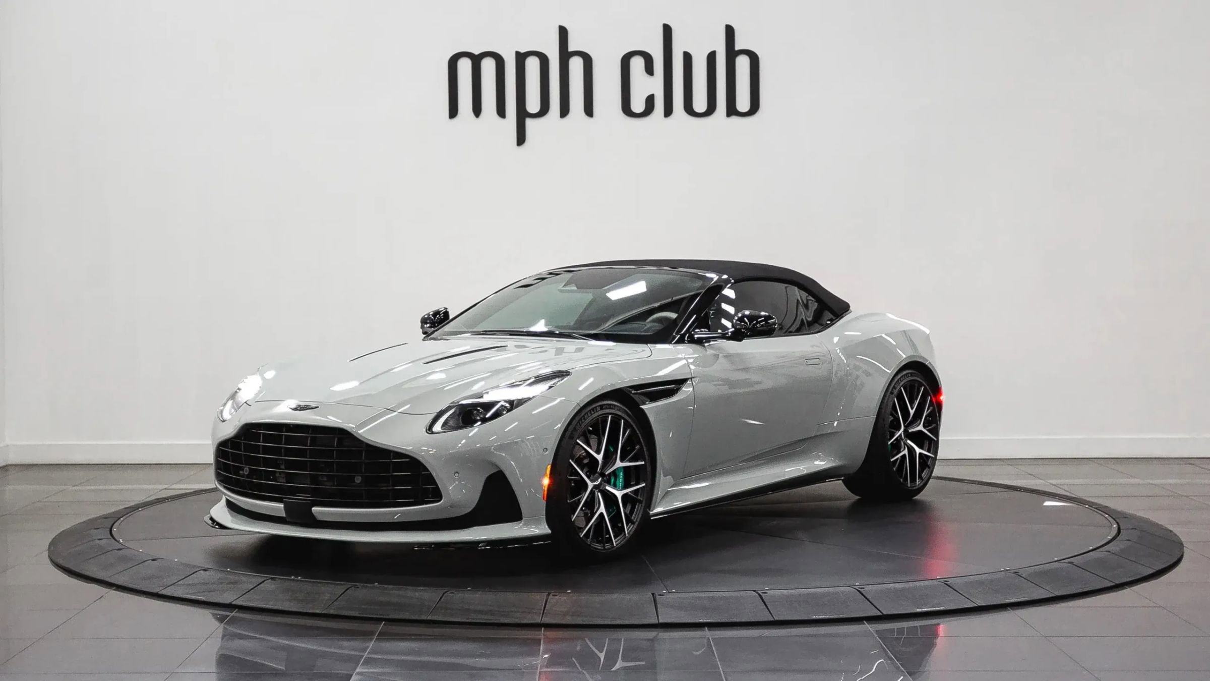 Used 2024 Aston Martin DB12 Convertible image 10