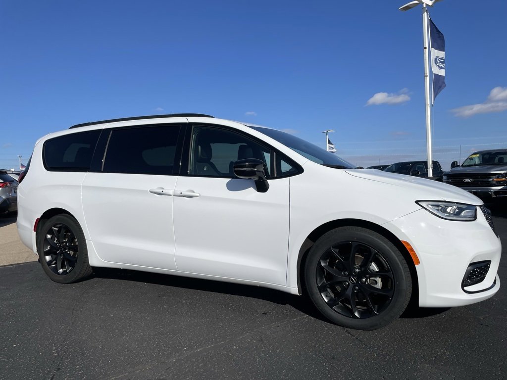 Used 2025 Chrysler Pacifica Limited image 2