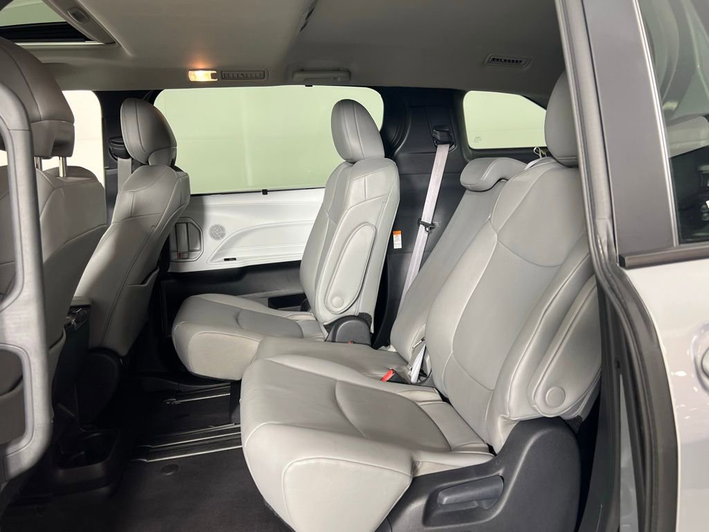 Used 2025 Toyota Sienna XLE image 28