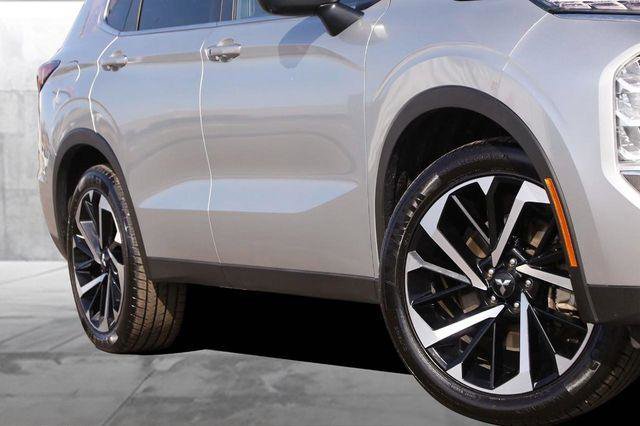 Used 2024 Mitsubishi Outlander SE Black Edition image 3