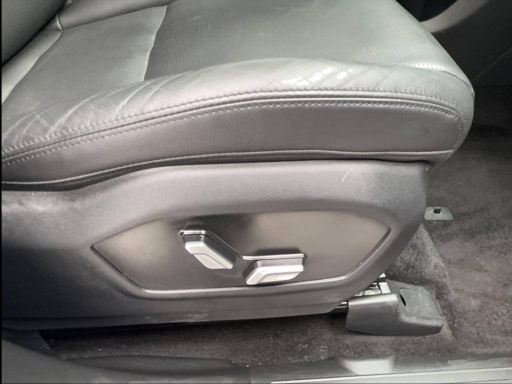 Used 2025 Hyundai Santa Fe Limited AWD/4WD image 35