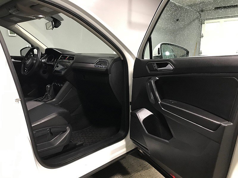 Used 2020 Volkswagen Tiguan SE w/ Panoramic Sunroof Package image 12