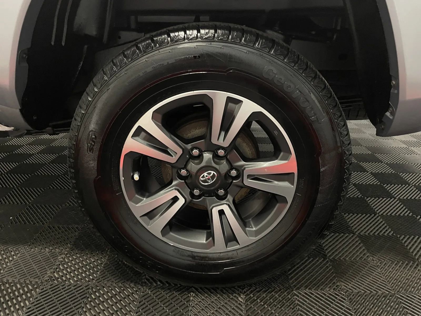 Used 2017 Toyota Tacoma TRD Sport w/ Tow Package (A/T) AWD/4WD image 11