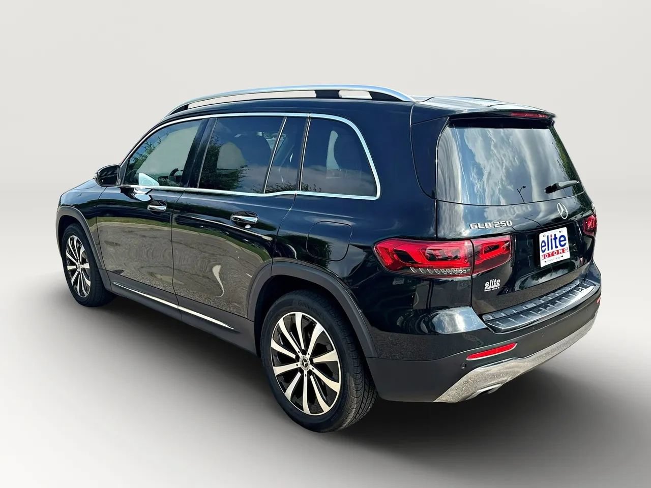 Used 2023 Mercedes-Benz GLB 250 4MATIC w/ Premium Package image 6