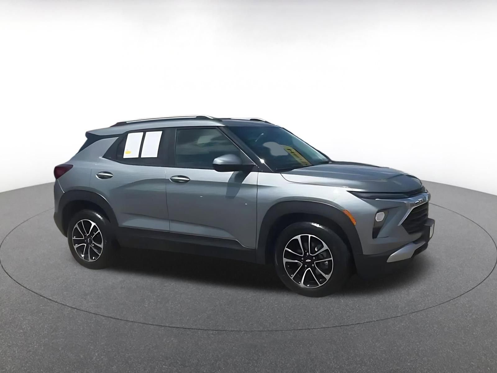 Used 2025 Chevrolet TrailBlazer LT FWD image 2