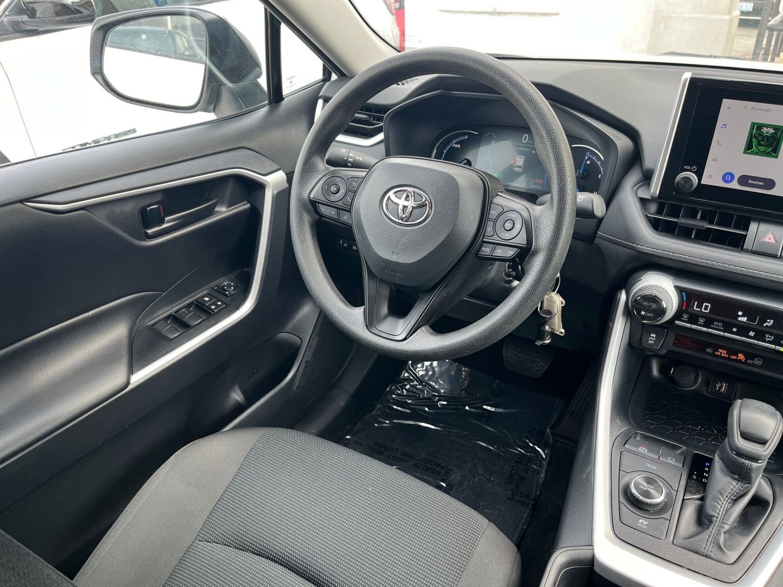 Used 2025 Toyota RAV4 LE image 31