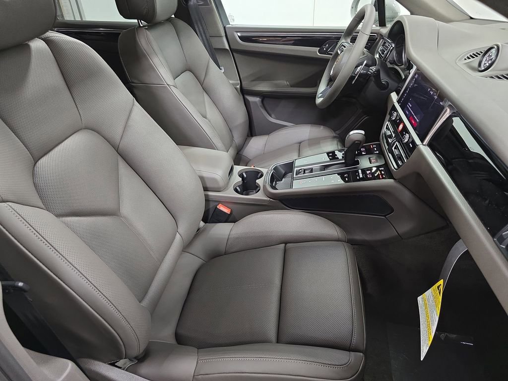 Used 2025 Porsche Macan image 26