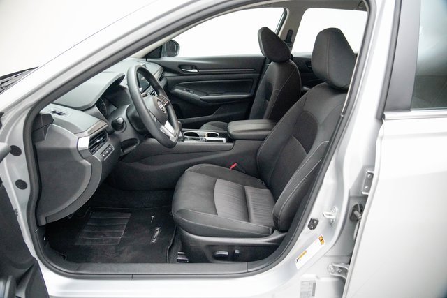 Used 2024 Nissan Altima 2.5 SV image 2