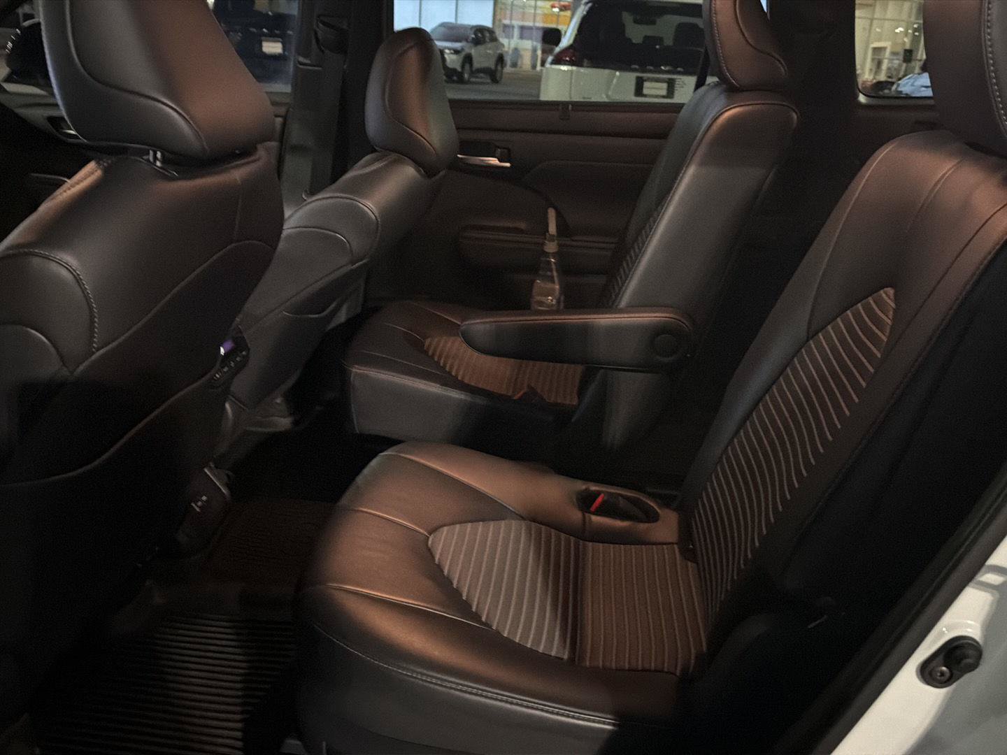 Used 2024 Toyota Highlander XSE FWD image 11