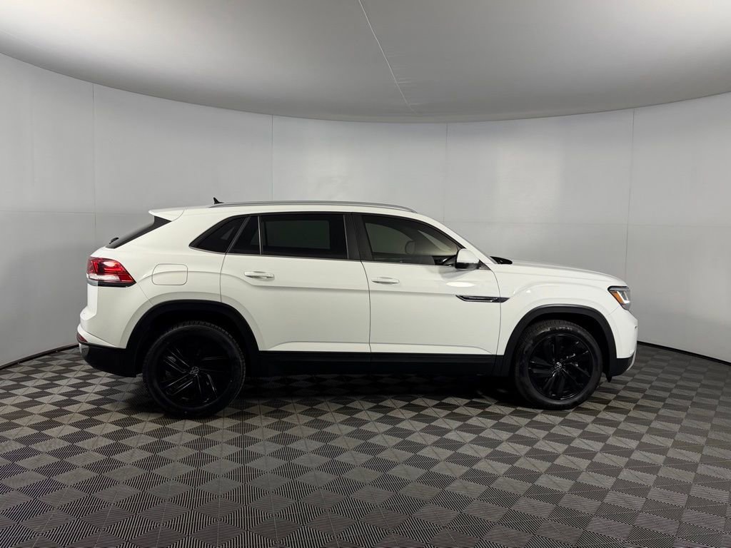 Used 2021 Volkswagen Atlas Cross Sport SE w/ 20" Black Wheels Package FWD image 3