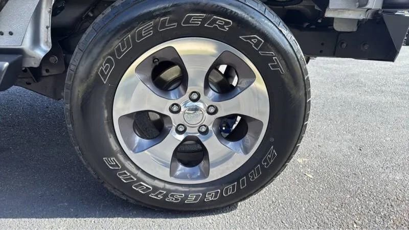 Used 2018 Jeep Wrangler Unlimited Sahara w/ Connectivity Group image 9