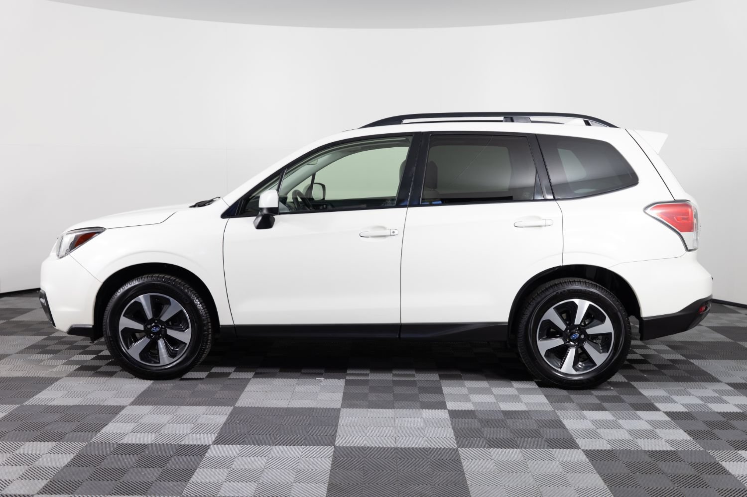 Used 2017 Subaru Forester 2.5i Premium AWD/4WD image 3