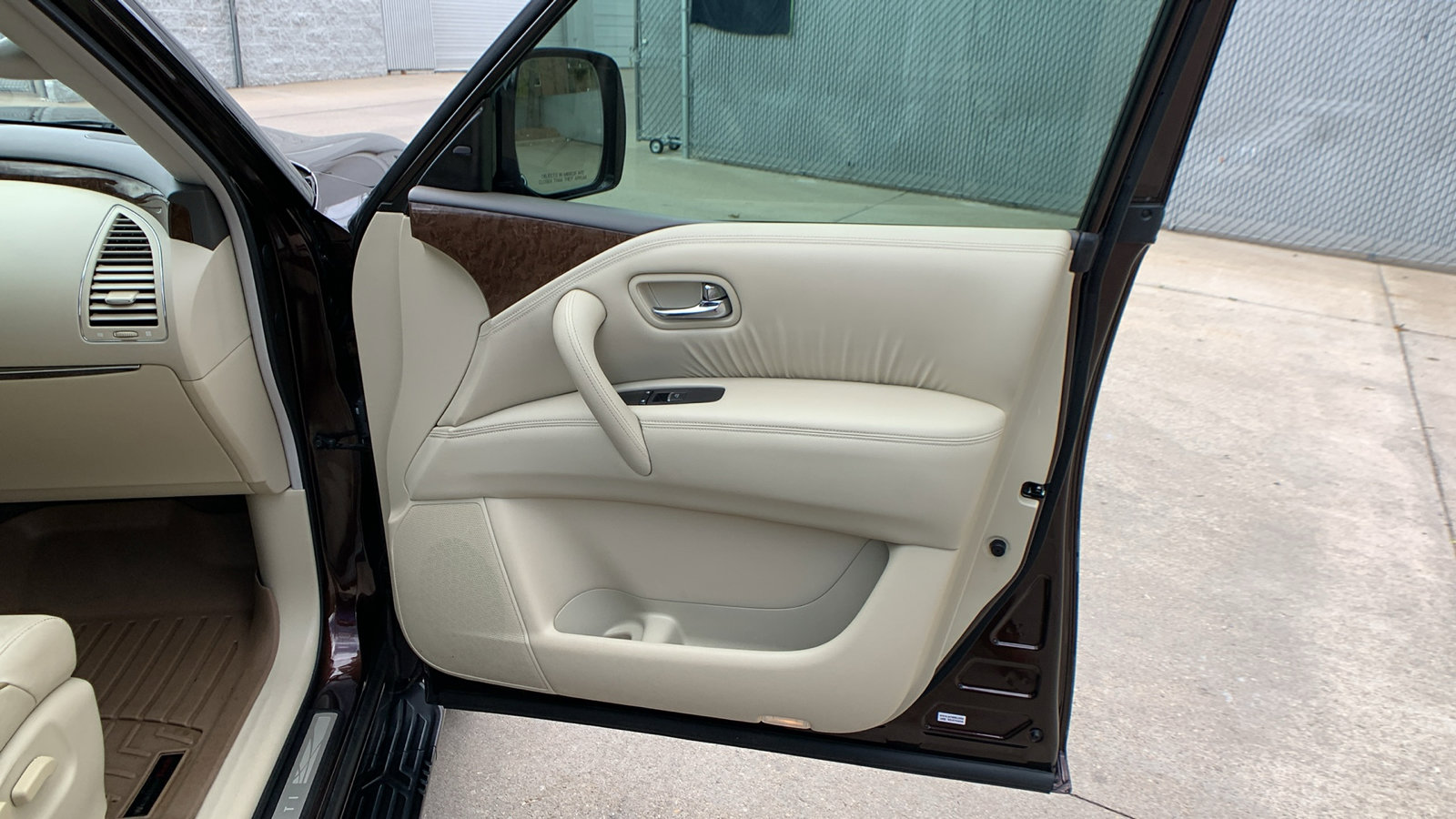 Used 2017 INFINITI QX80 4WD w/ Driver Assistance Package image 29