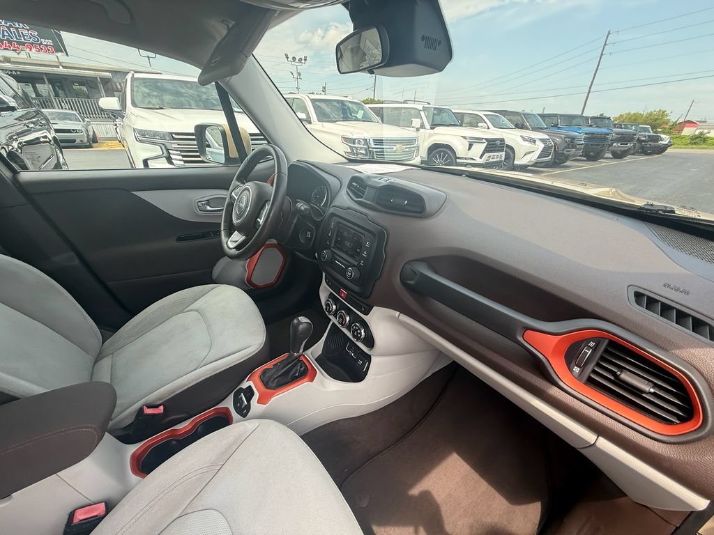 Used 2015 Jeep Renegade Latitude w/ Cold Weather Group FWD image 25