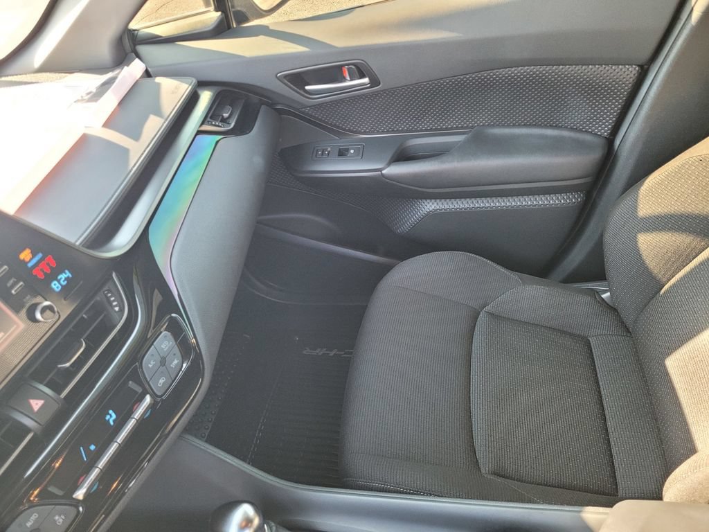 Used 2019 Toyota C-HR LE FWD image 11