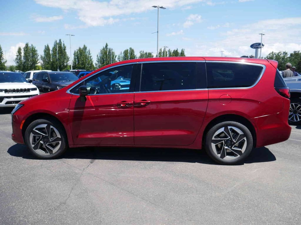 New 2027 Chrysler Pacifica Limited w/ Trailer Tow Group AWD/4WD image 20