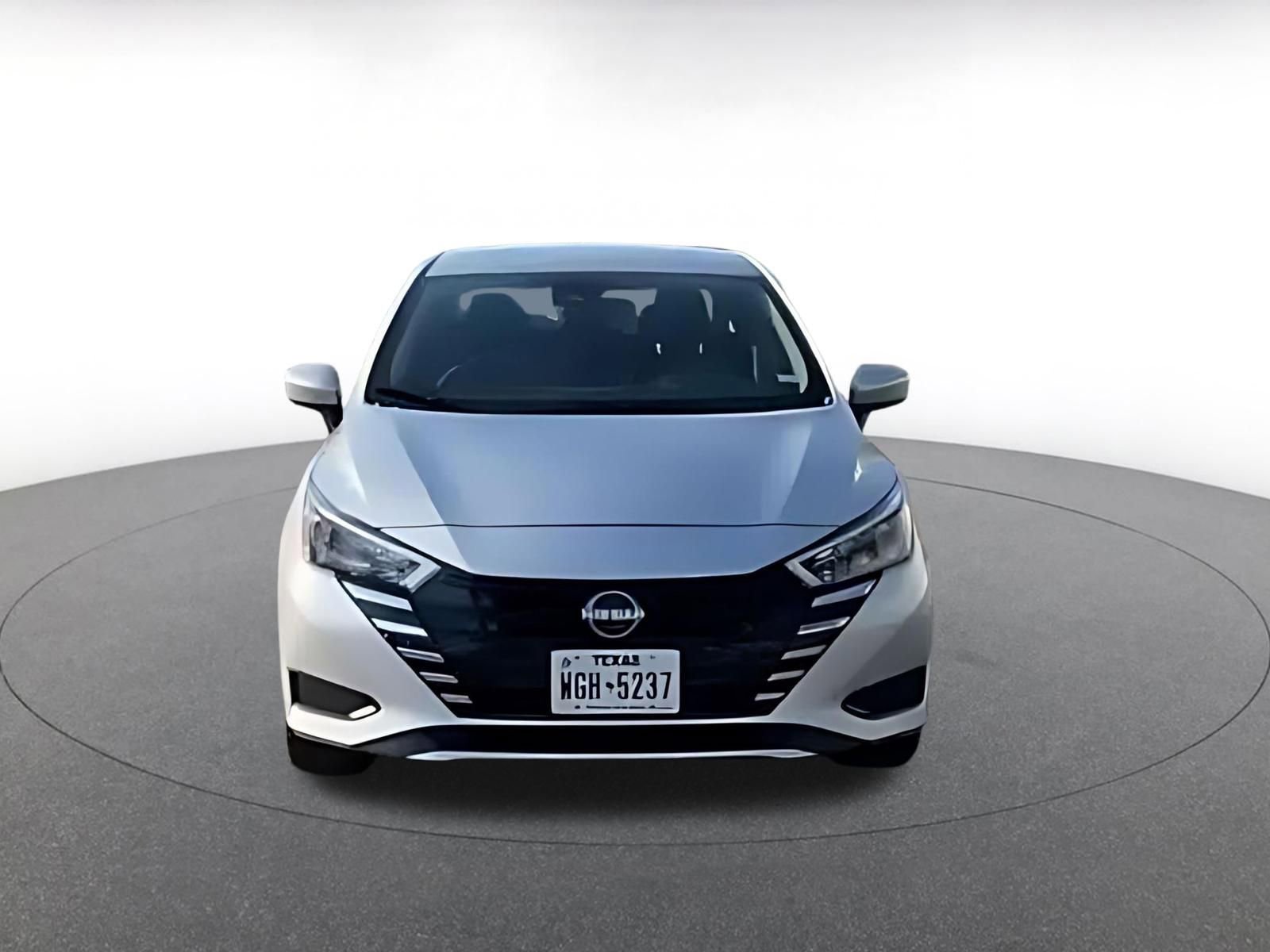 Used 2025 Nissan Versa SV image 4