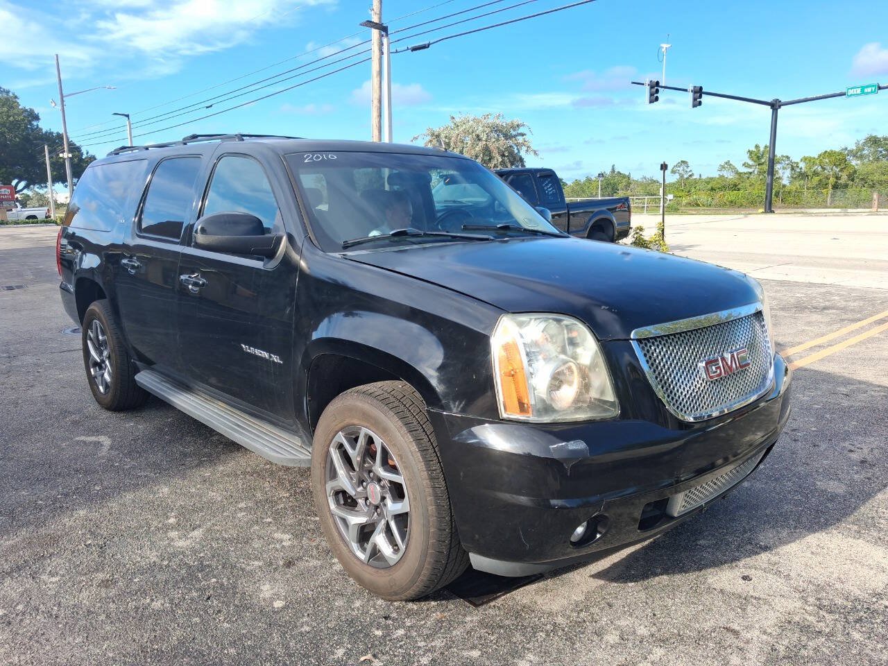 Used 2010 GMC Yukon XL SLT AWD/4WD image 1
