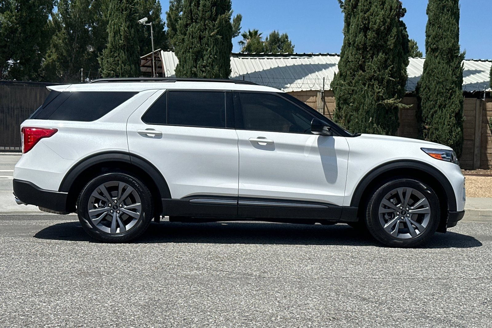 Used 2023 Ford Explorer XLT w/ Equipment Group 202A RWD image 3