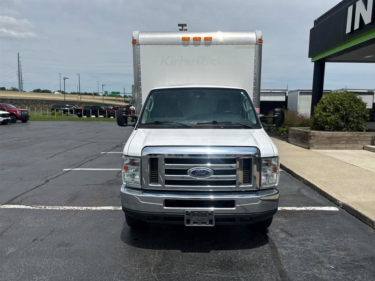 Used 2016 Ford E-450 and Econoline 450 Super Duty w/ Exterior Upgrade Package RWD image 4