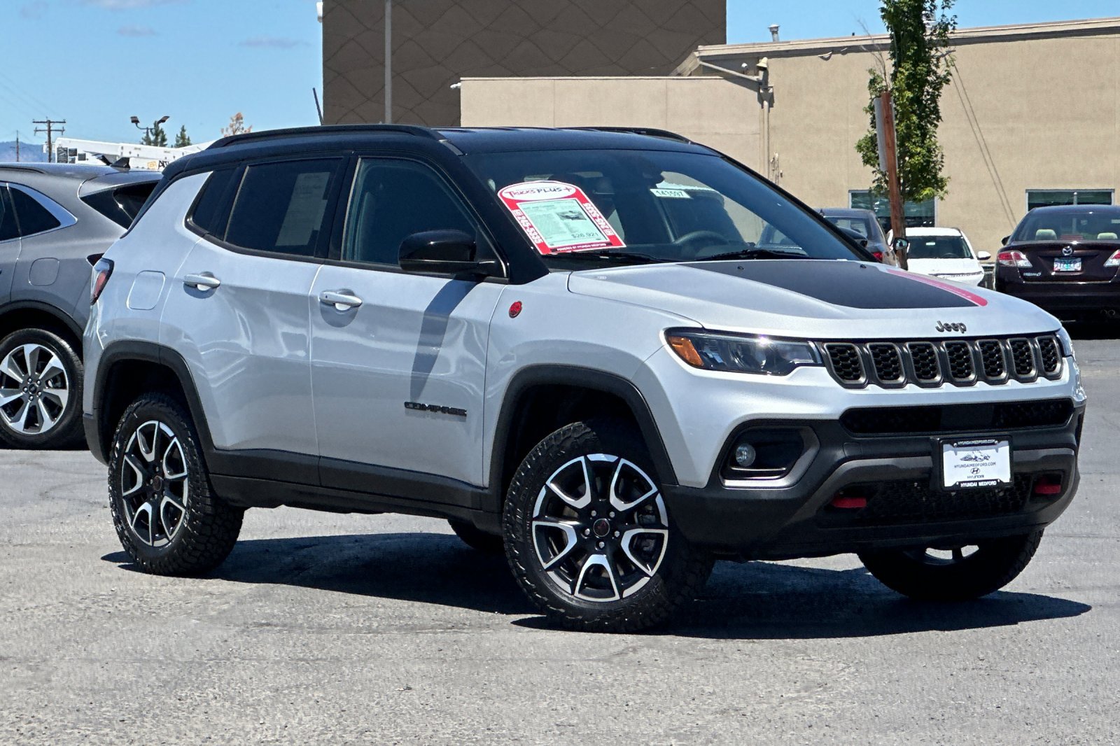 Used 2025 Jeep Compass Trailhawk AWD/4WD image 2
