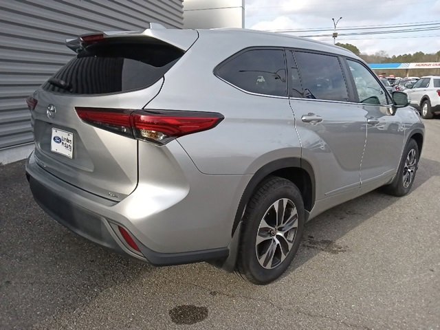 Used 2023 Toyota Highlander XLE image 3