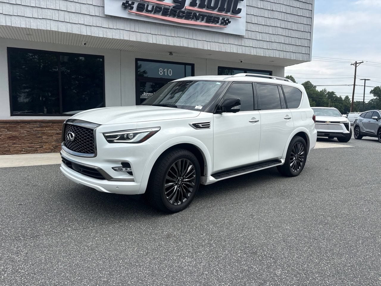 Used 2024 INFINITI QX80 Sensory AWD/4WD image 1