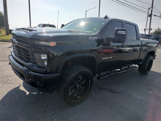 Used 2024 Chevrolet Silverado 2500 Custom w/ Custom Value Package image 3