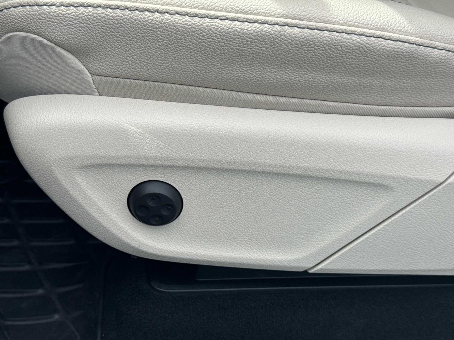 Used 2025 Mercedes-Benz GLE 350 4MATIC image 29