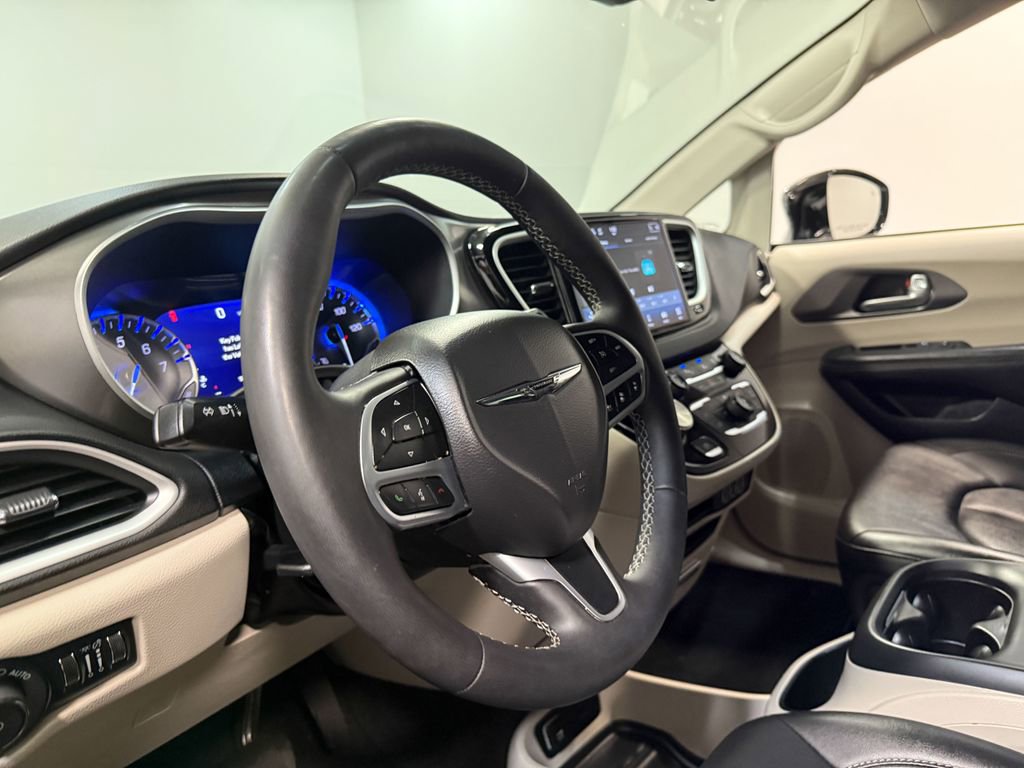 Used 2024 Chrysler Pacifica Touring-L image 78