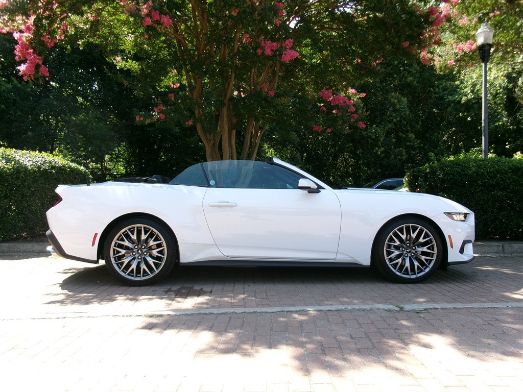 Used 2025 Ford Mustang Premium RWD image 9
