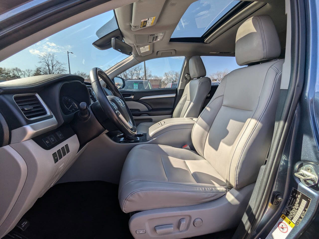Used 2019 Toyota Highlander XLE FWD image 12
