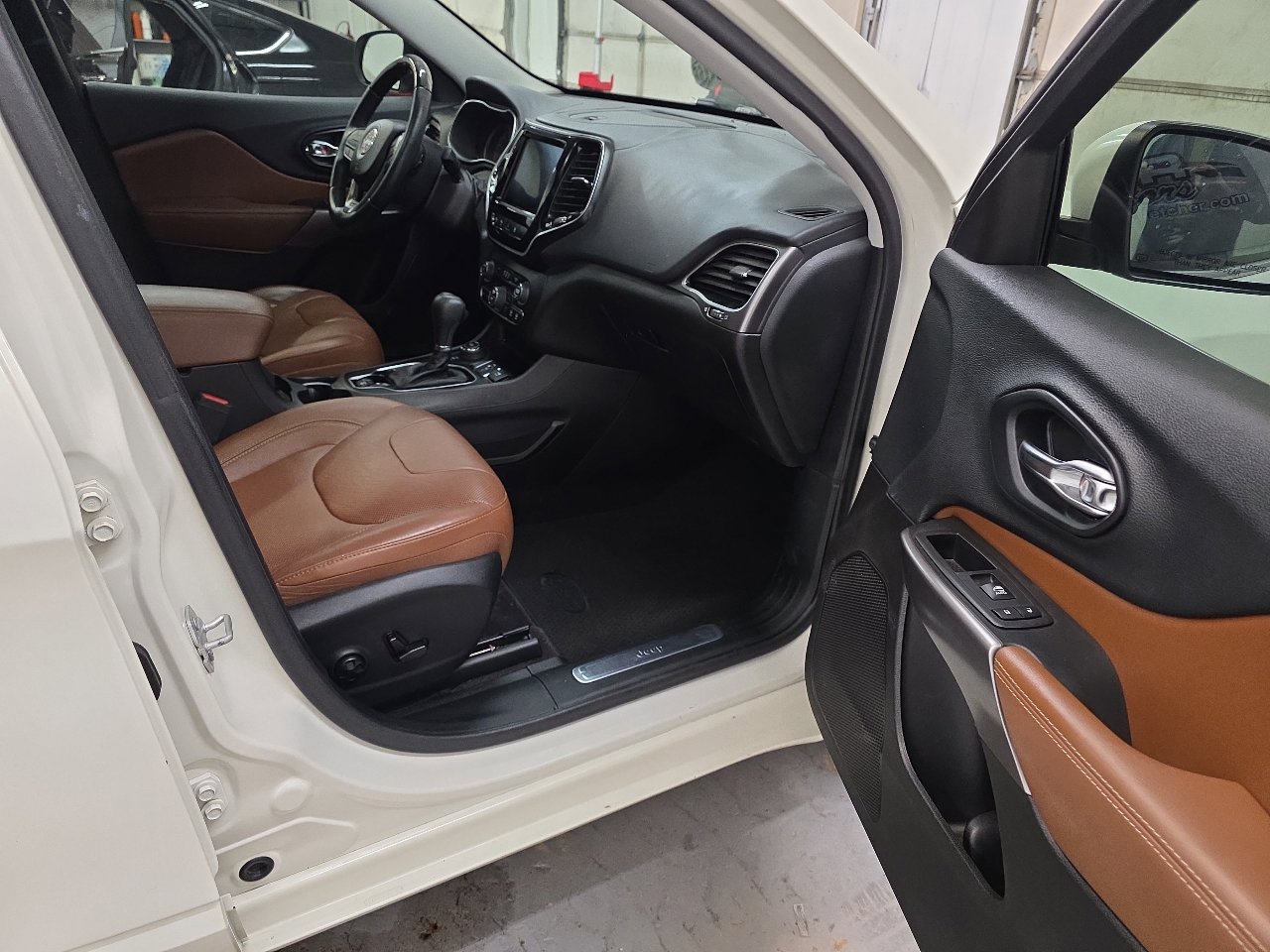 Used 2019 Jeep Cherokee Overland w/ Technology Group image 40