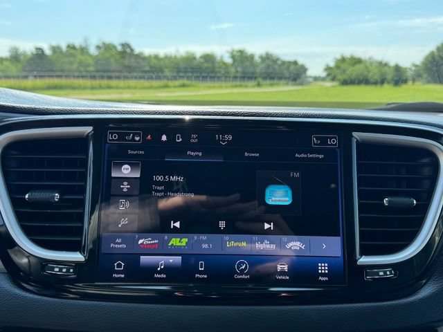 Used 2024 Chrysler Pacifica Touring-L FWD image 16
