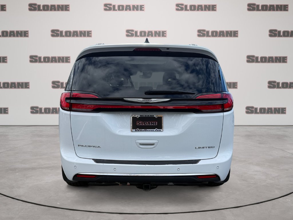 Used 2023 Chrysler Pacifica Limited w/ Uconnect Theater Family Group FWD image 4