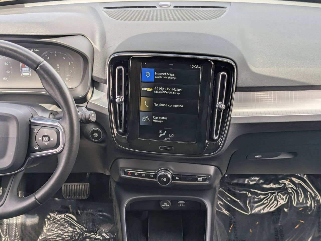 Used 2020 Volvo XC40 T4 Momentum w/ Protection Package Premier image 14