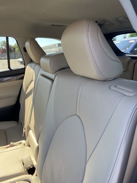 Used 2023 Toyota Highlander Limited FWD image 10