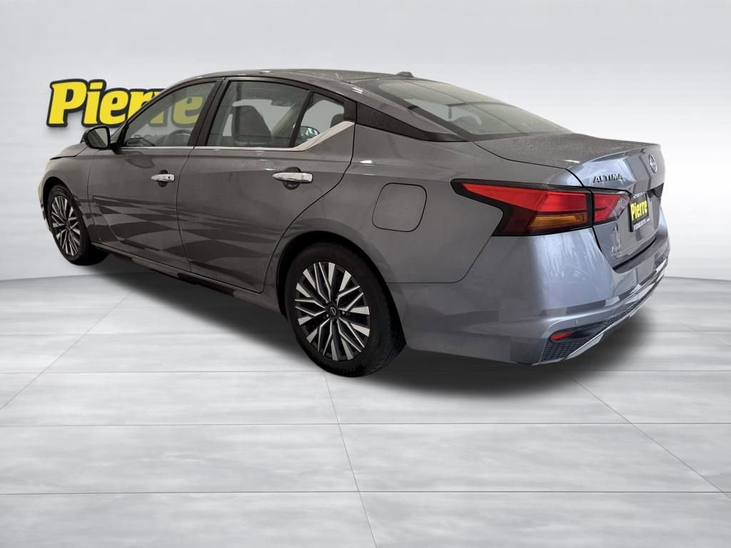 Used 2024 Nissan Altima 2.5 SV FWD image 2