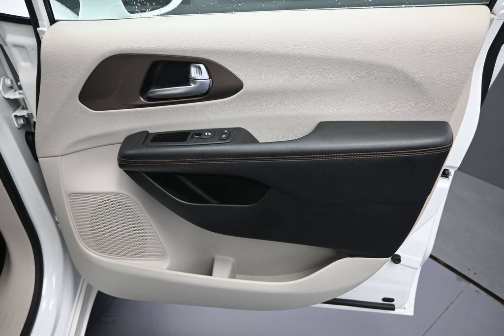 Used 2017 Chrysler Pacifica Touring-L FWD image 33
