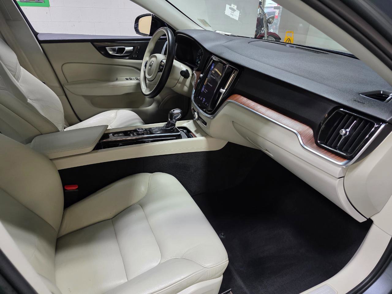 Used 2021 Volvo S60 T5 Momentum w/ Premium Package image 25