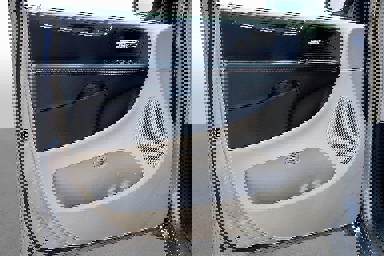 Used 2014 Chrysler Town & Country Touring image 9