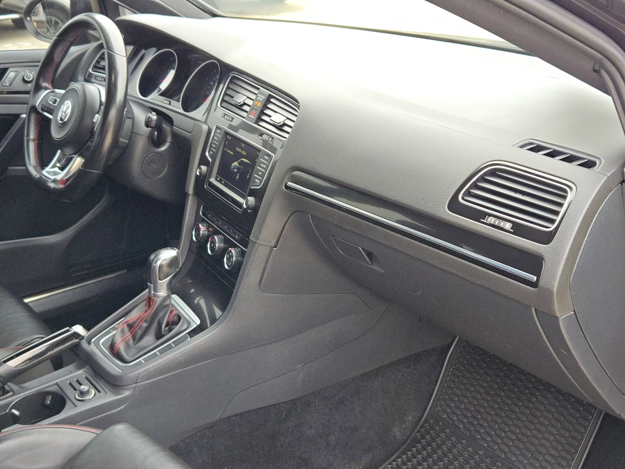 Used 2017 Volkswagen GTI SE image 29