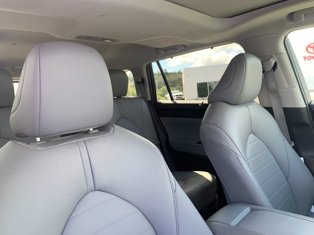 Used 2024 Toyota Highlander XLE AWD/4WD image 19