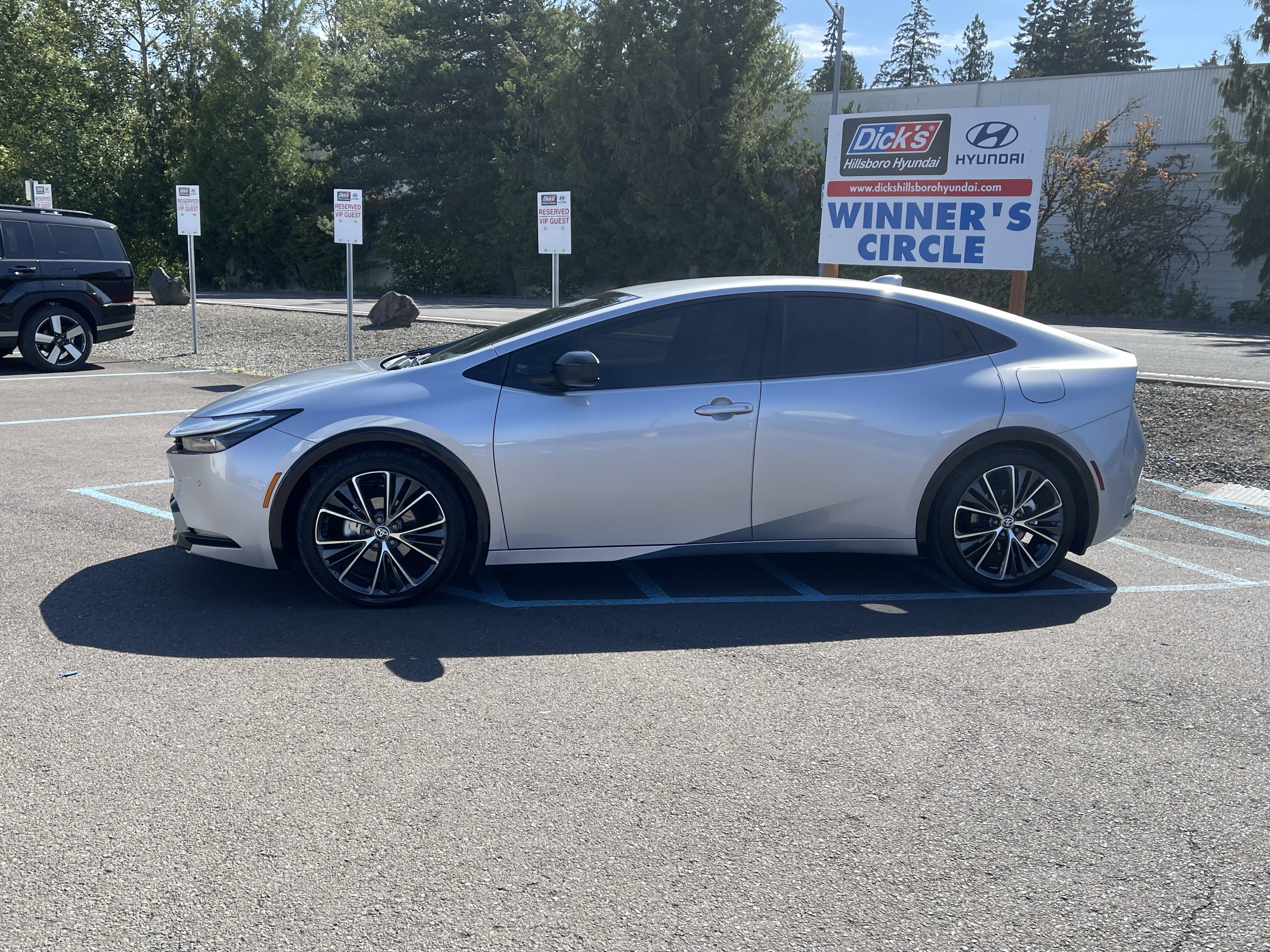 Used 2024 Toyota Prius XLE FWD image 2