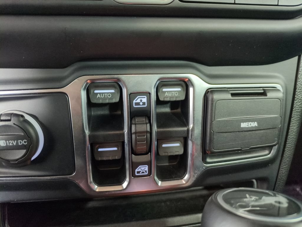 Used 2019 Jeep Wrangler Unlimited Sahara AWD/4WD image 14