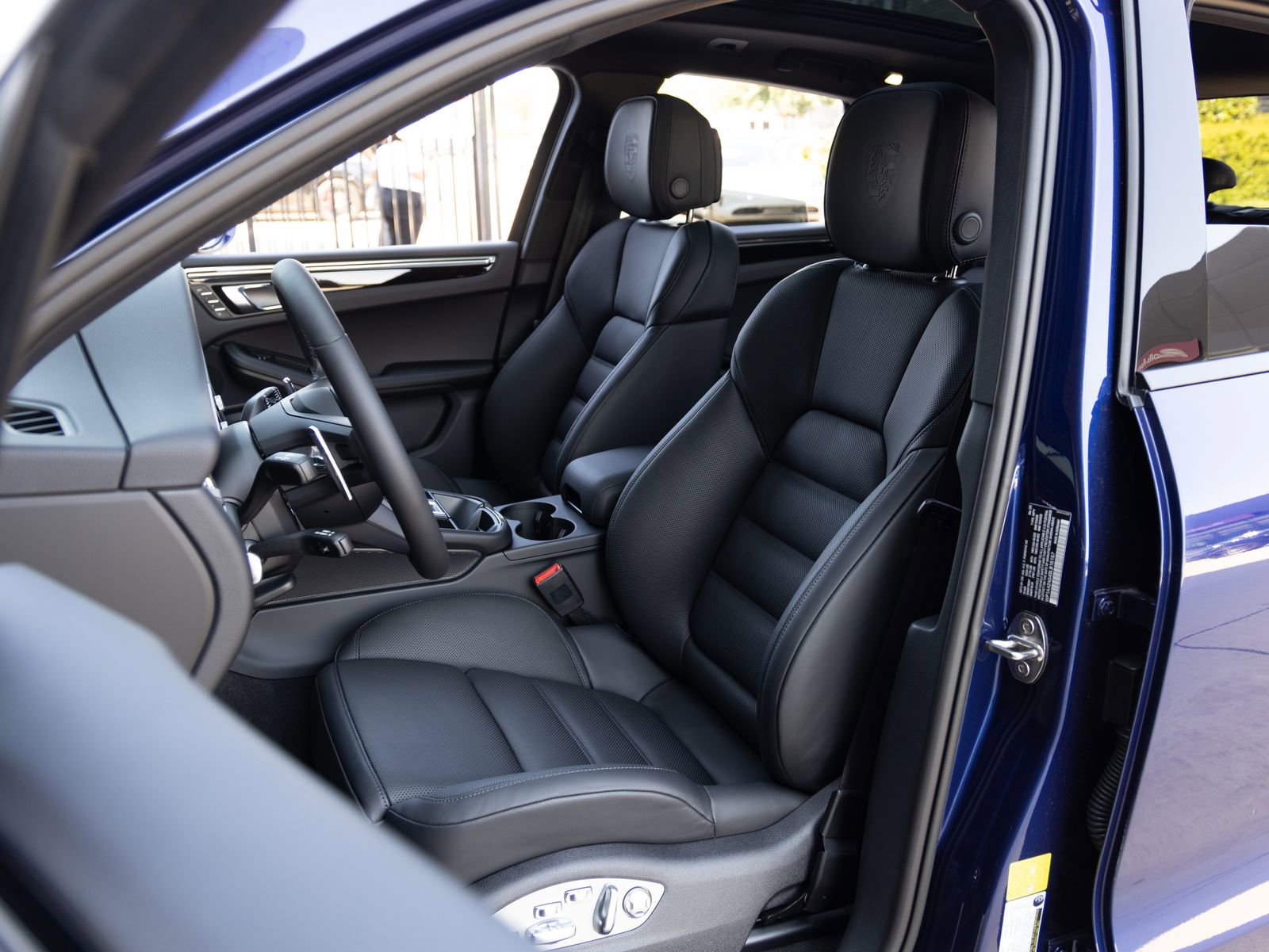 Certified 2025 Porsche Macan image 5